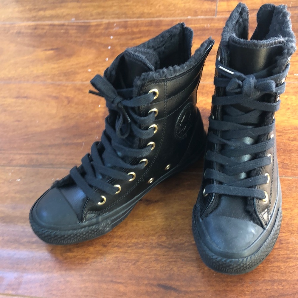 Converse US kids 13 winter boots. Good as new condition. Never been worn outside